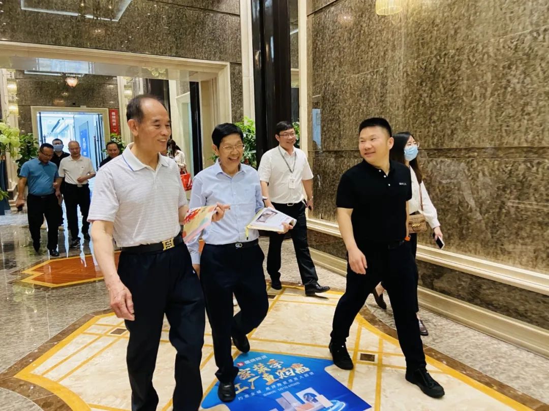 走进觊发k8旗舰厅｜2022新锐榜评审团莅临觊发k8旗舰厅陶瓷总部展厅深入考察(图2)