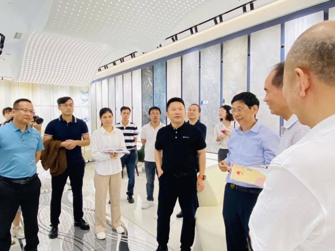 走进觊发k8旗舰厅｜2022新锐榜评审团莅临觊发k8旗舰厅陶瓷总部展厅深入考察(图4)