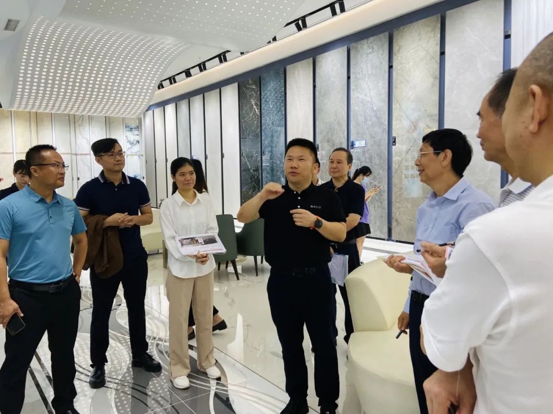 走进觊发k8旗舰厅｜2022新锐榜评审团莅临觊发k8旗舰厅陶瓷总部展厅深入考察(图9)