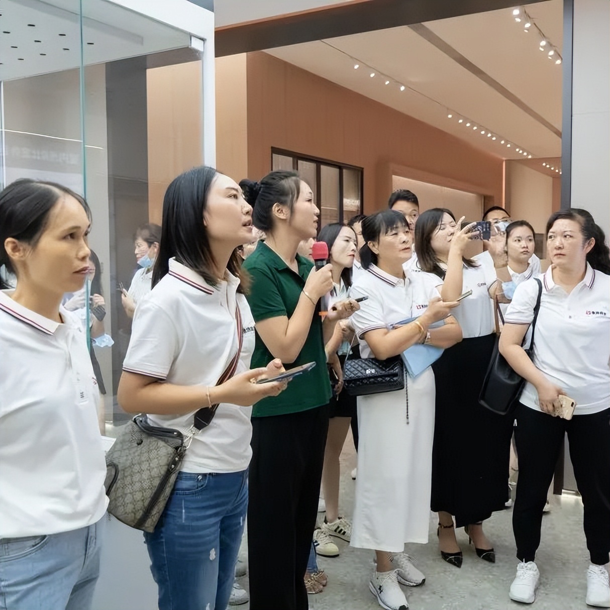 参观学习，加速转变｜觊发k8旗舰厅墙地专家全国店长培训进行中！(图2)