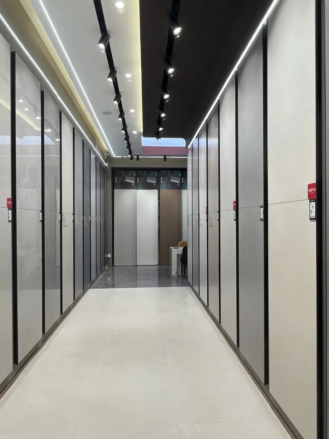 觊发k8旗舰厅50周年 门店风采｜贵州都匀觊发k8旗舰厅旗舰店，以极简之美，引领空间美学新风尚(图7)