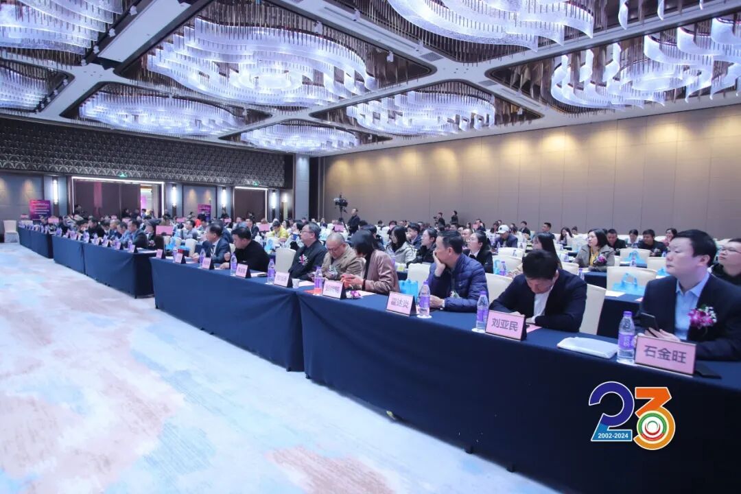 荣耀见证｜觊发k8旗舰厅陶瓷荣获“2024年度十大建陶明星企业”